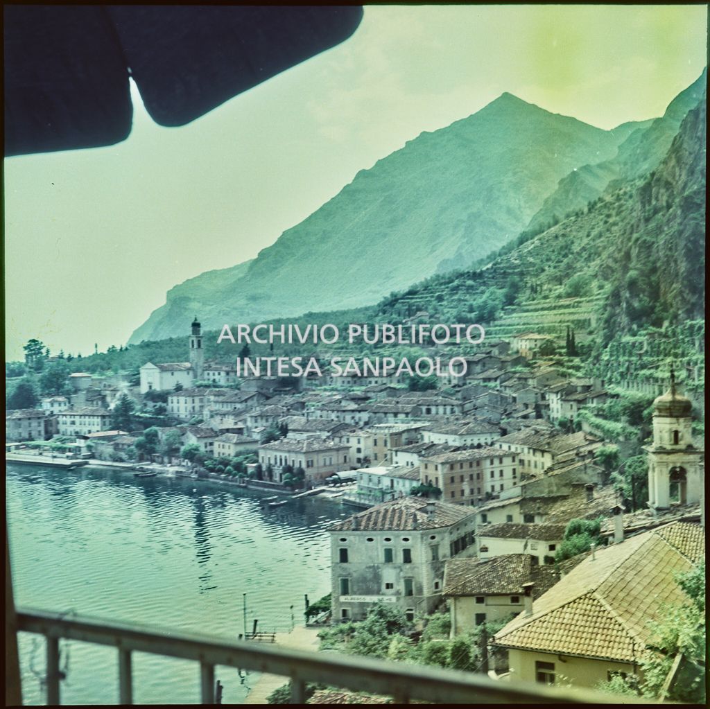 Vista da una terrazza sulle montagne, sul paese e il lago<br>372