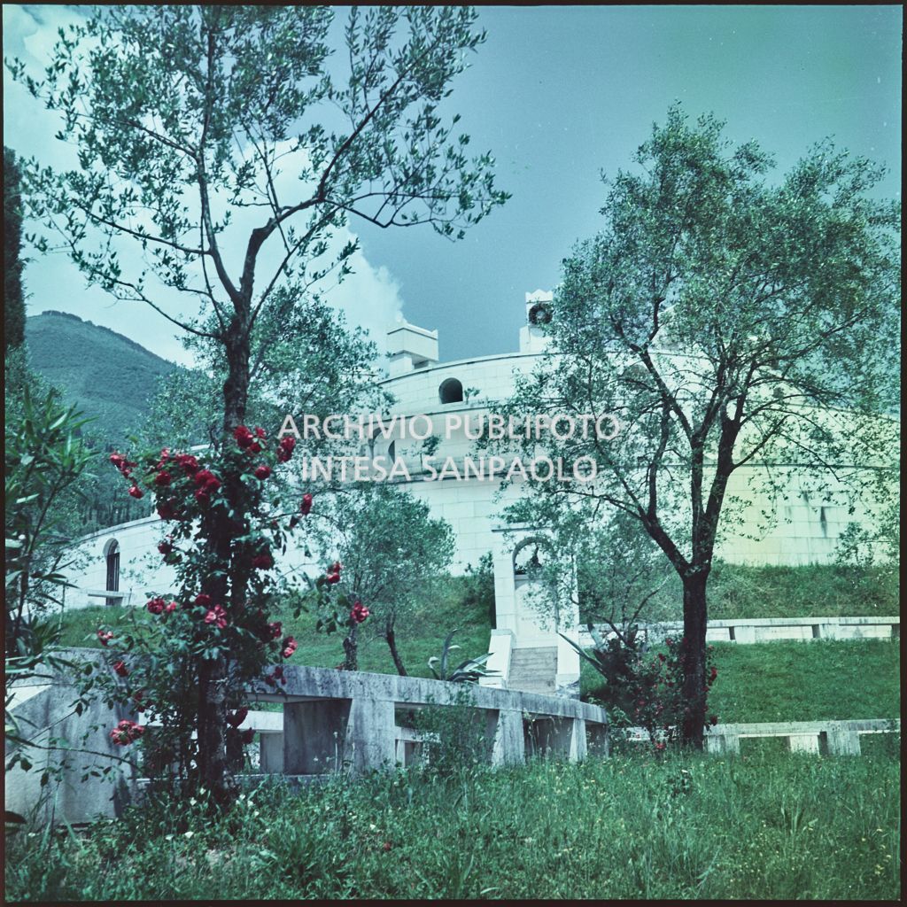 Il Mausoleo di Gabriele d'Annunzio ripreso dal giardino del Vittoriale degli Italiani<br>373