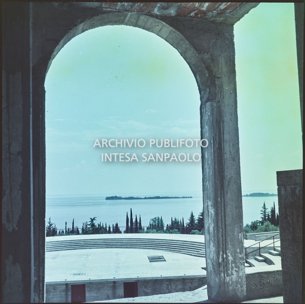 Veduta del lago di Garda dall'anfiteatro del Vittoriale degli Italiani<br>374