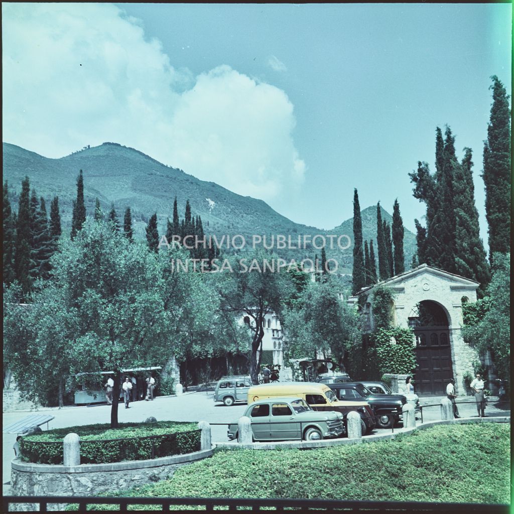 Automobili parcheggiate nei pressi del Vittoriale degli Italiani<br>375