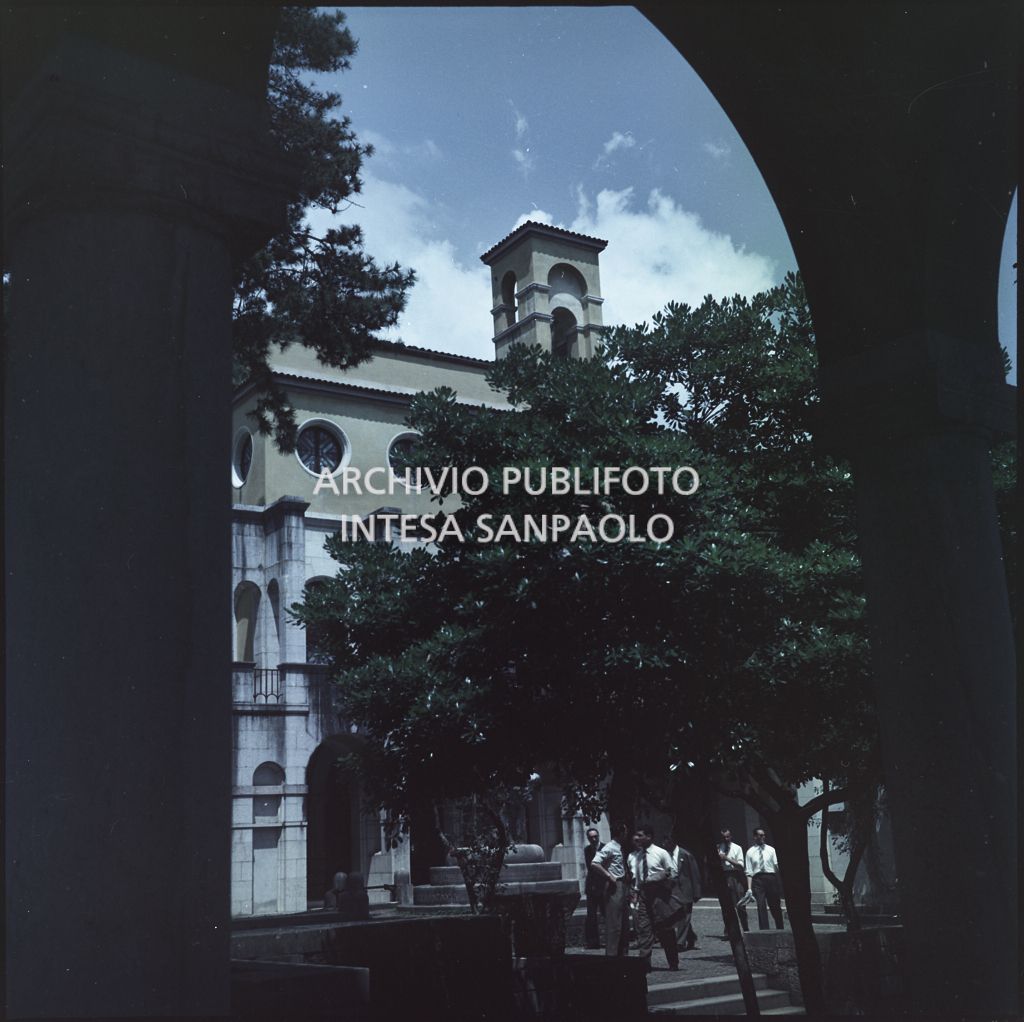 Esterno della Prioria del Vittorie degli Italiani con visitatori<br>377