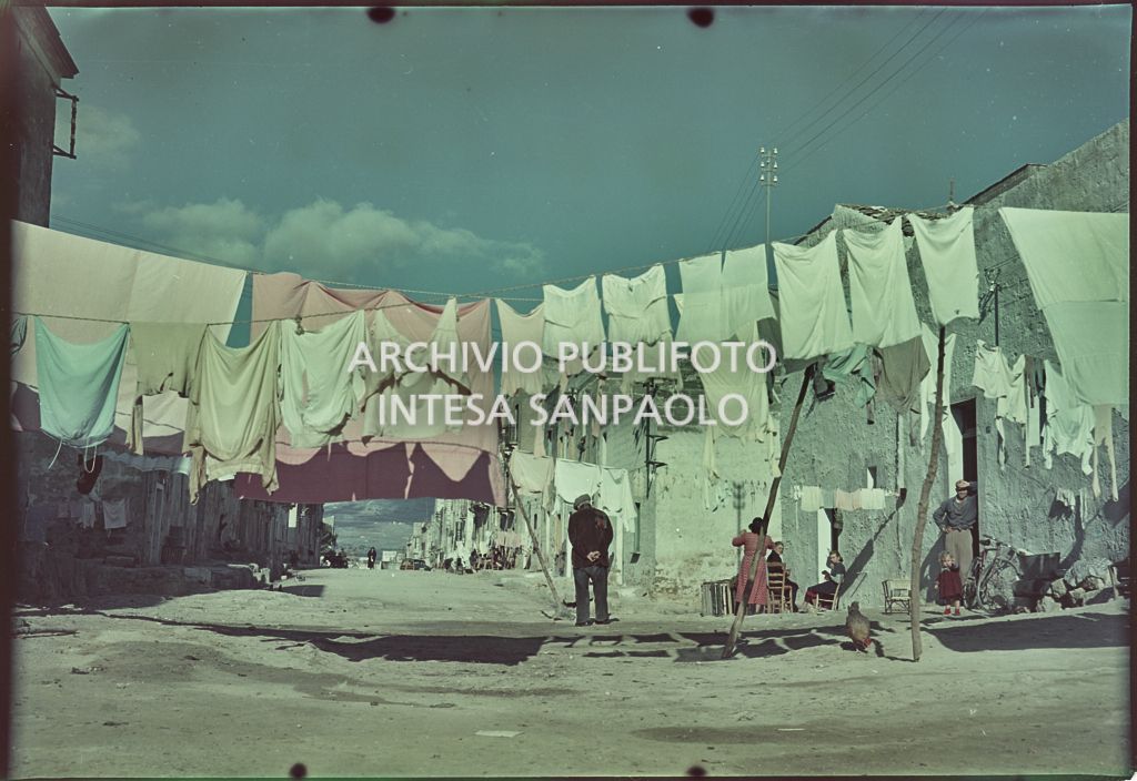 Panni stesi in una via di un paese non identificato<br>393