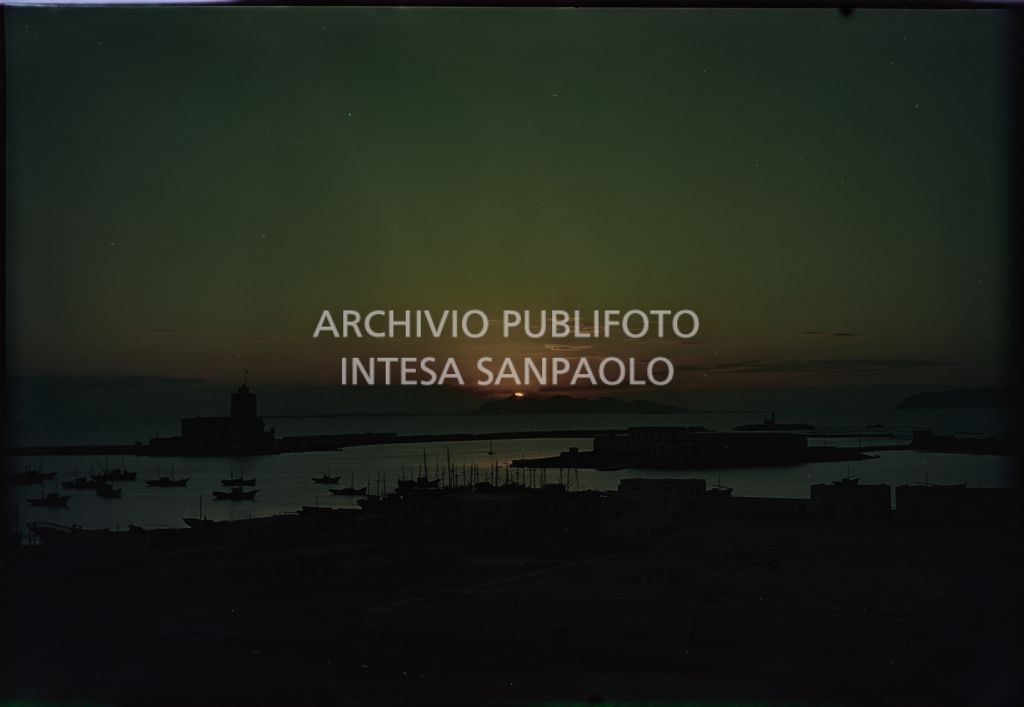 Veduta del porto di Trapani al tramonto<br>404
