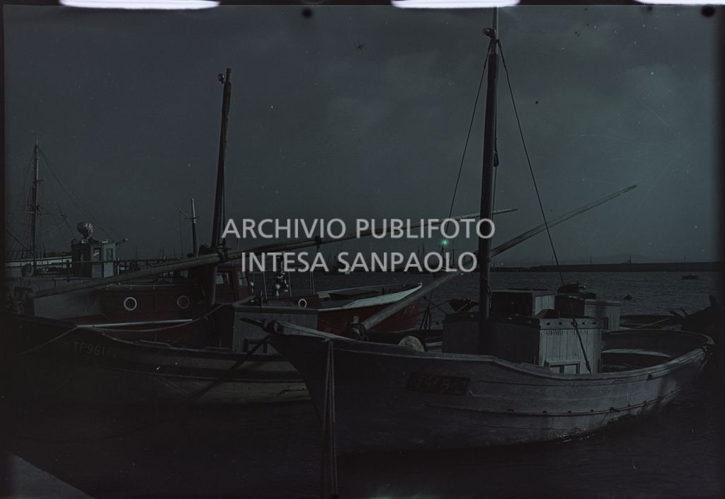 Veduta di imbarcazioni attraccate in un porto non identificato al tramonto<br>405