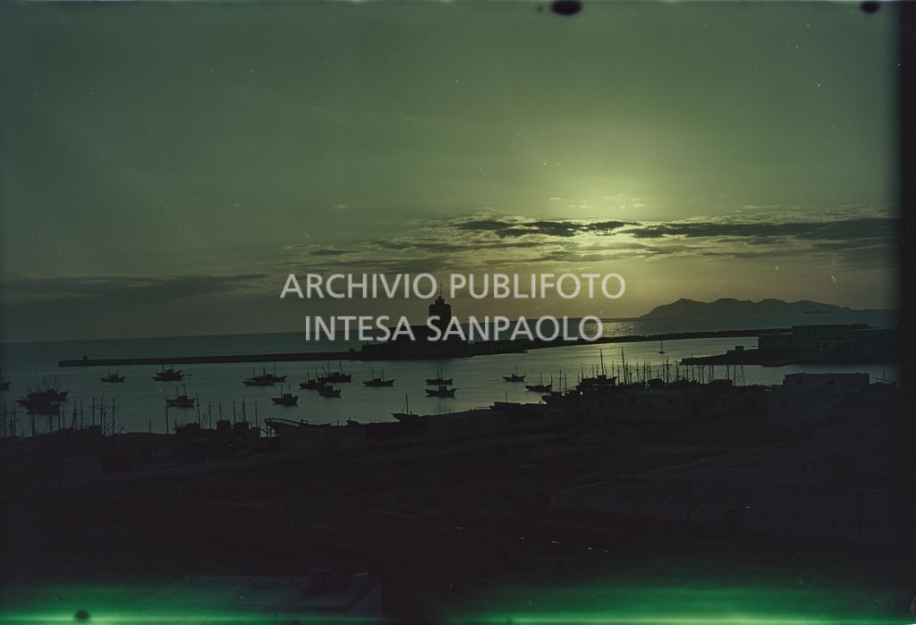 Veduta del porto di Trapani al tramonto<br>407