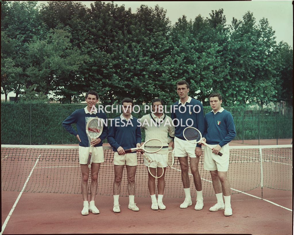 La squadra in posa con le racchette su un campo di tennis<br>560