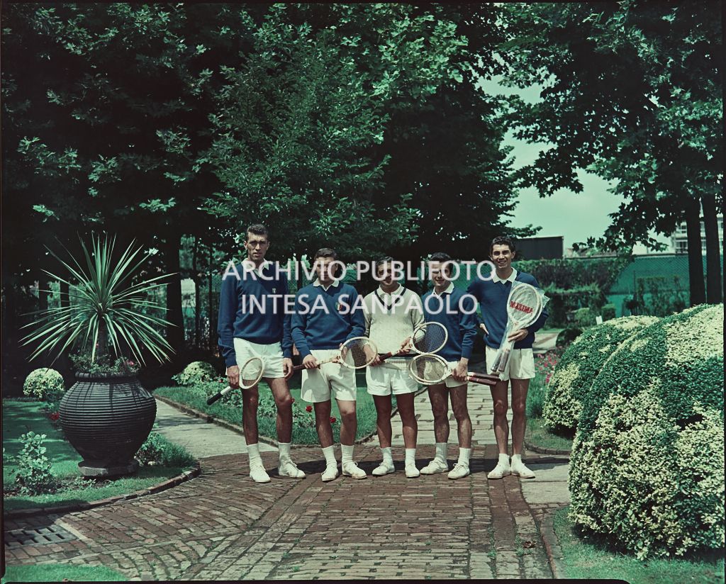La squadra in posa con le racchette in un giardino<br>561