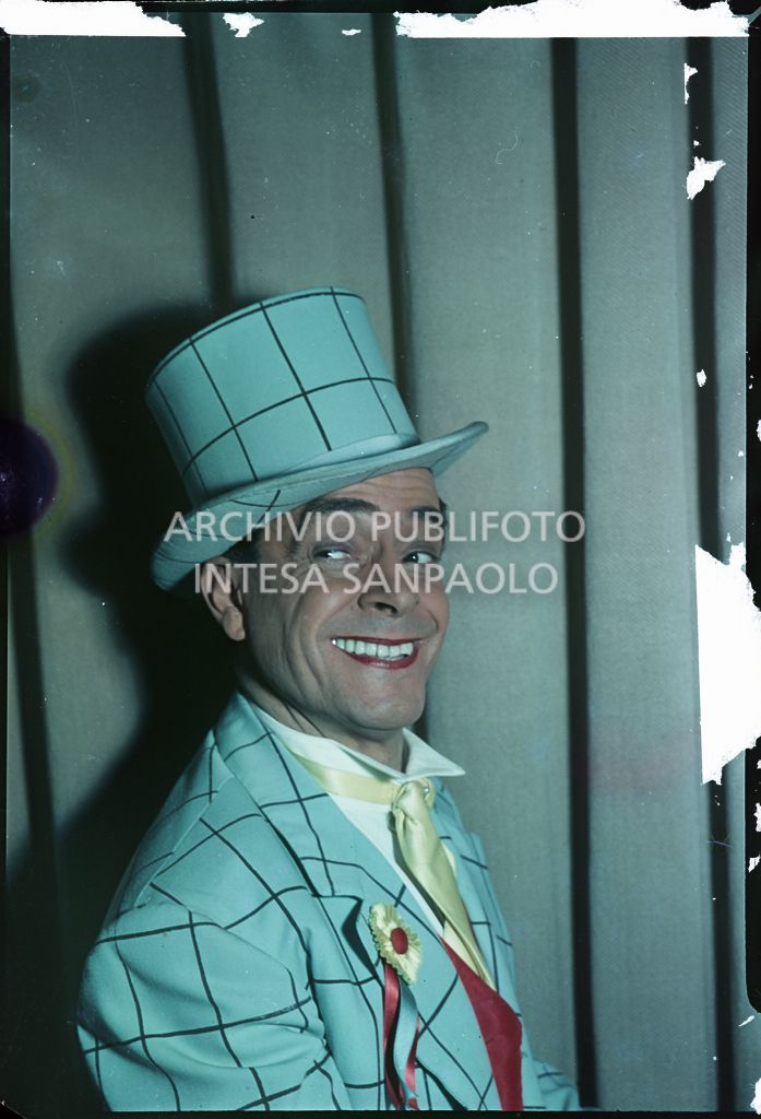 Ritratto di Carlo Dapporto con abito e cappello a cilindro azzurro<br>564