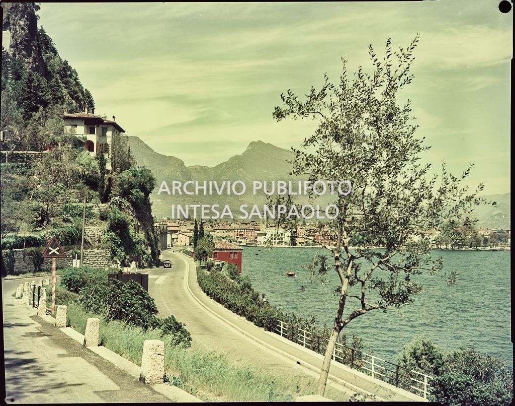 Strada in riva al lago<br>755