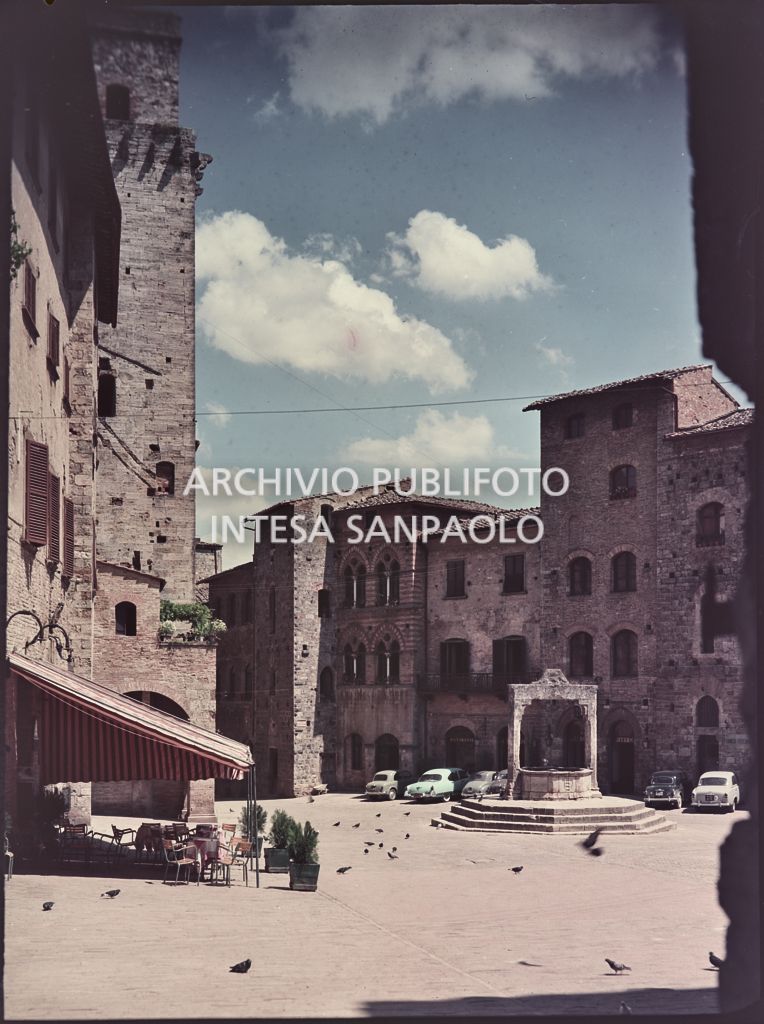 Vista su piazza della Cisterna a San Gimignano<br>803