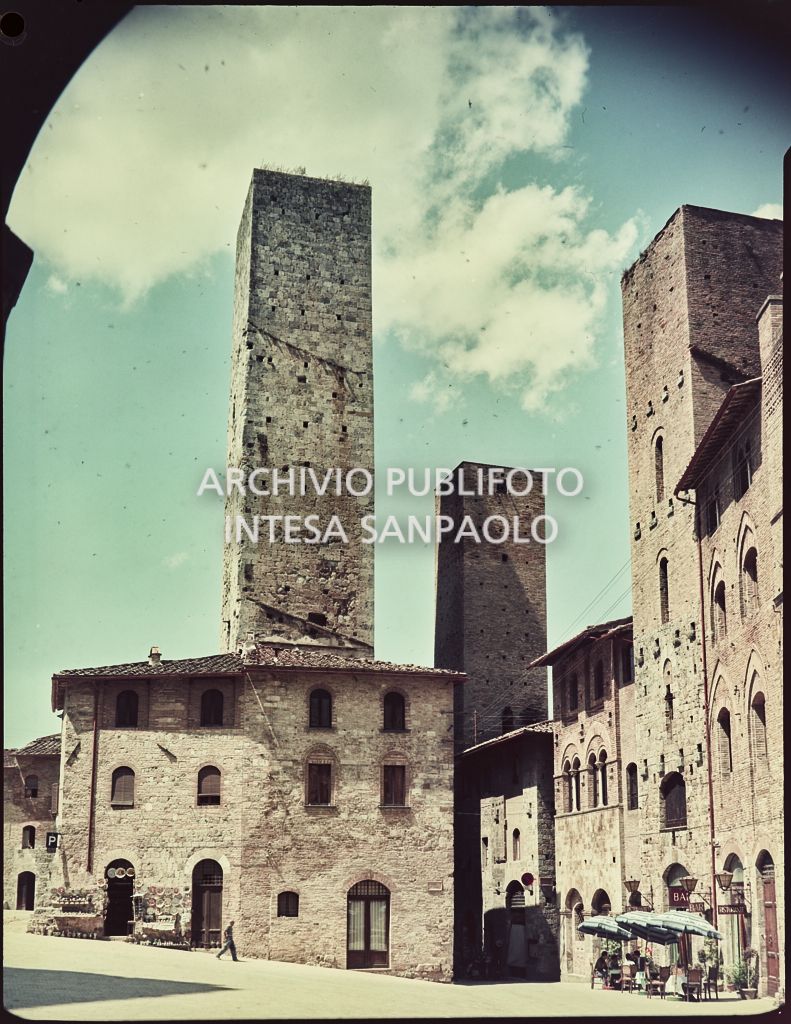 Vista di parte della piazza del duomo di San Gimignano e di tre delle quattordici torri<br>804