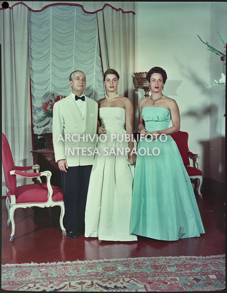 Ritratto di Enrico Piaggio, la figlia Antonella Bechi Piaggio, e la moglie Paola dei conti Antonelli in un interno<br>809