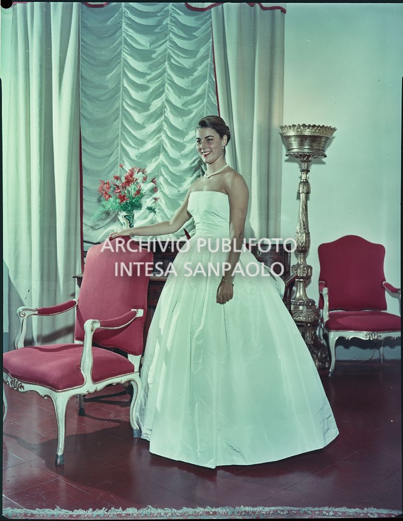 Ritratto di Antonella Bechi Piaggio in abito bianco in un interno<br>810