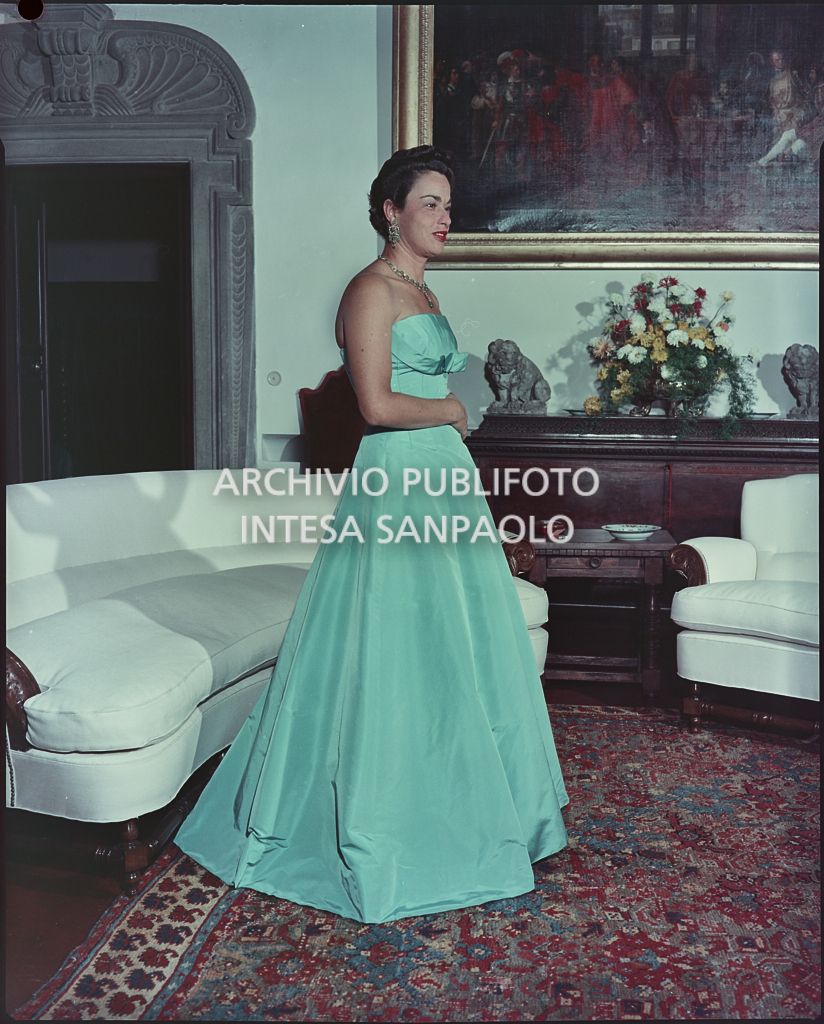 Ritratto di Paola dei conti Antonelli, moglie di Enrico Piaggio, in abito lungo all'interno della villa<br>815