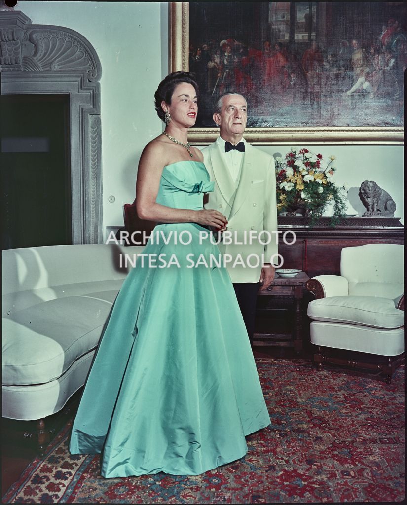 Ritratto di Enrico Piaggio e la moglie Paola dei conti Antonelli in abiti eleganti all'interno della villa<br>816