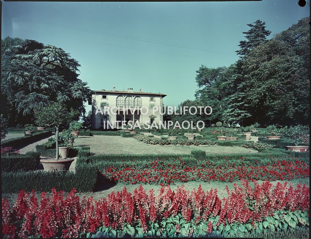 Veduta esterna della villa e del giardino antistante<br>818