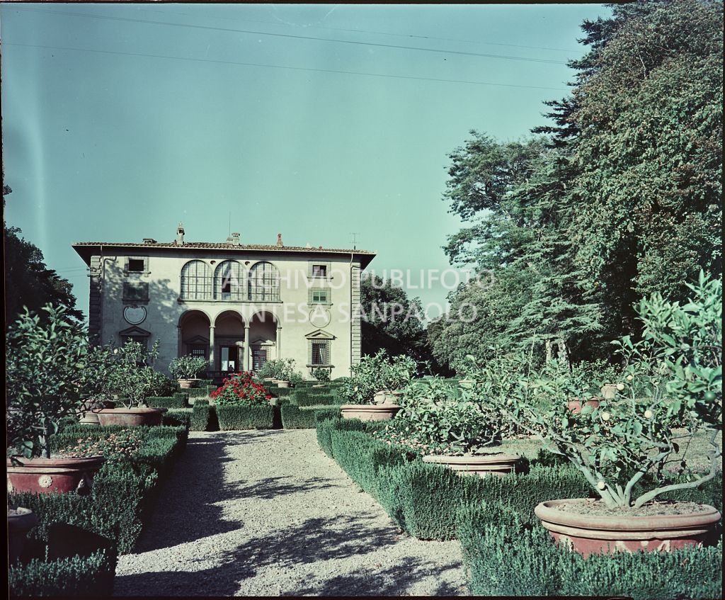 Veduta esterna della villa e del giardino antistante<br>821