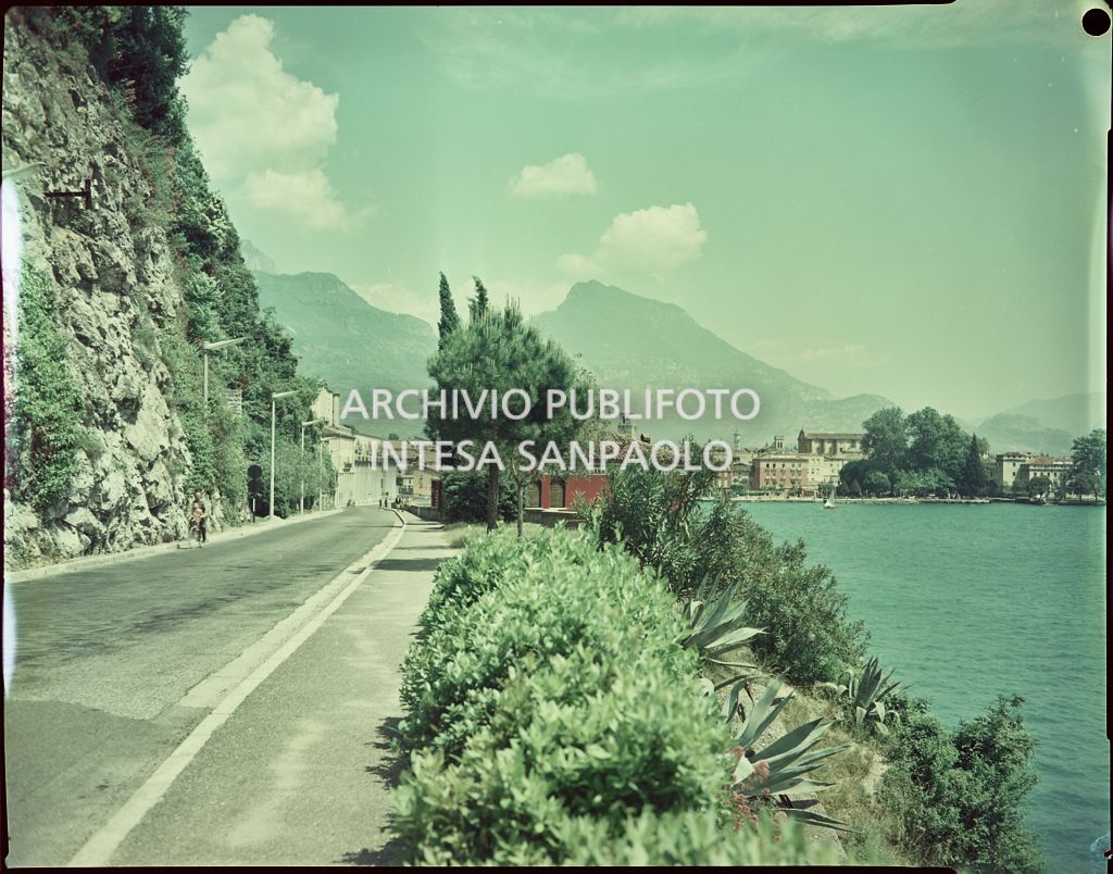 Strada in riva al lago con montagne sullo sfondo<br>1524