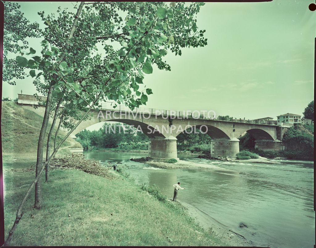 Ponte su un fiume non identificato. Sulla riva un uomo con in mano un bastone<br>1529