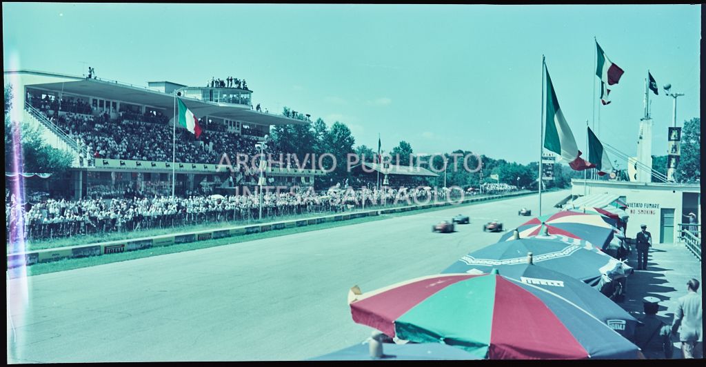 Vista sulla pista con il passaggio delle automobili e pubblico sugli spalti<br>1537