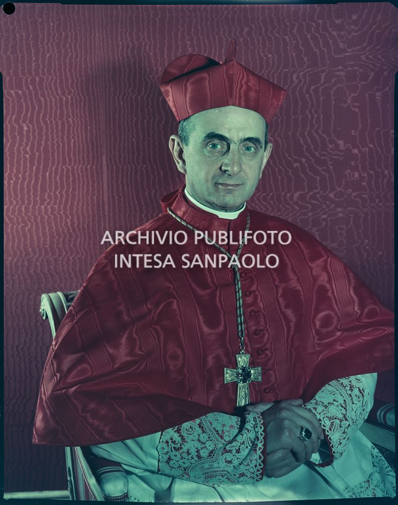 Ritratto del Cardinale Montini seduto su una sedia<br>1889