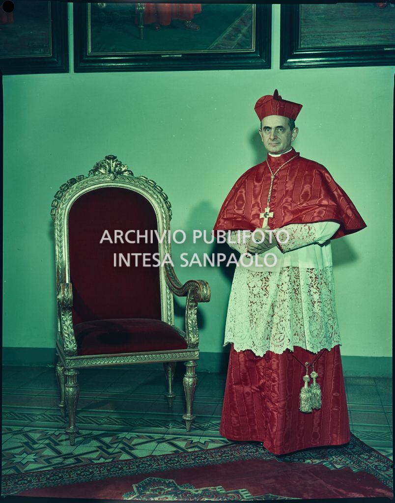 Ritratto del Cardinale Montini in piedi accanto ad una sedia<br>1890