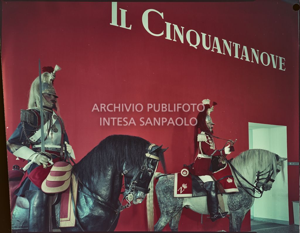 Ingresso della mostra "Il Cinquantanove" a Palazzo Reale di Milano con le riproduzioni di due cavalieri con le insegne di Napoleone III<br>2319