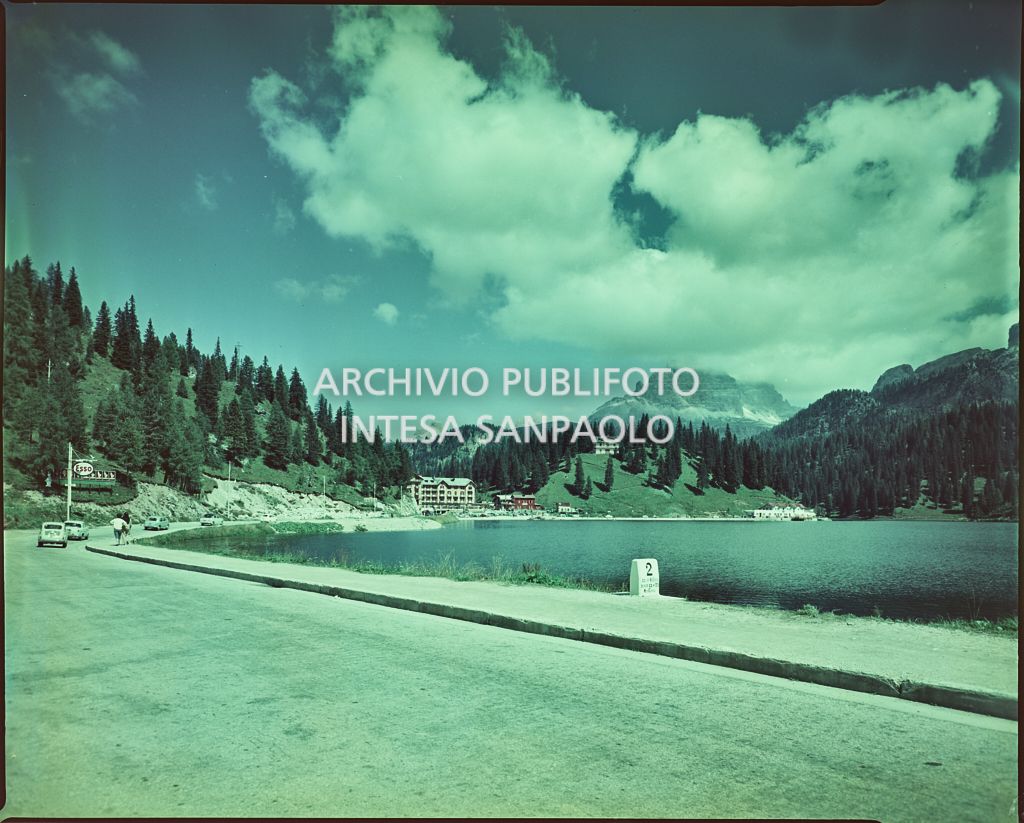 Strada di montagna che affianca il lago di Misurina, sullo sfondo un distributore Esso, l'Istituto Pio XII e il gruppo del Sorapiss (Dolomiti Ampezzane)<br>2392