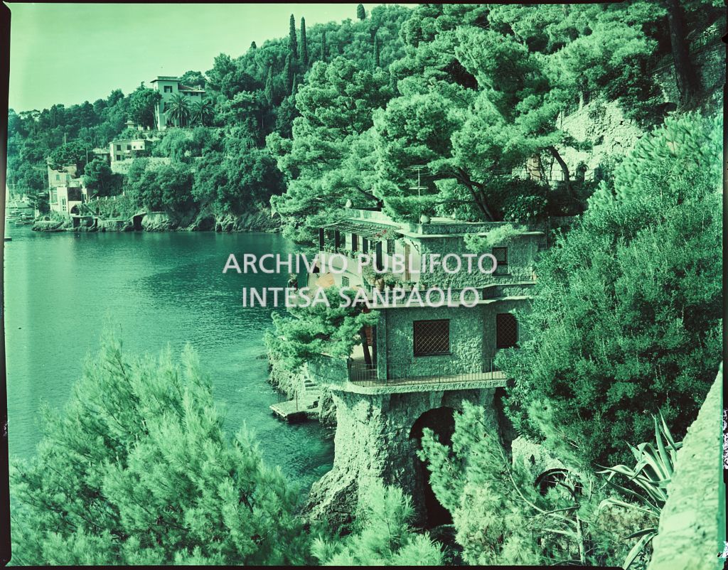 Vista della villa dalle montagne retrostanti<br>2402