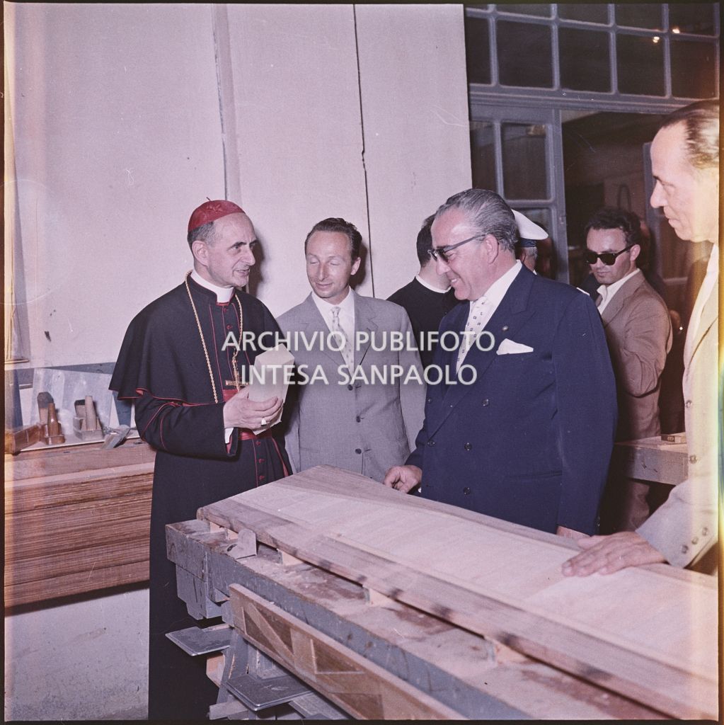 Domenico Agusta mostra il reparto falegnameria della sua azienda al cardinale Montini<br>3456