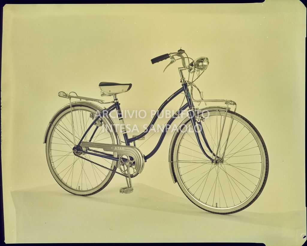 Bicicletta Bianchi da donna con faro, portapacchi e copricatena Star, modello di colore blu<br>3618