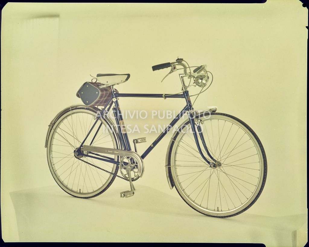 Bicicletta Bianchi da uomo di colore blu, con faro, pompa e borsa sottosella scozzese<br>3630