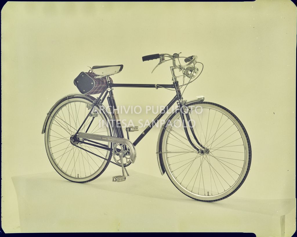 Bicicletta Bianchi da uomo di colore nero con pompa e borsa sottosella scozzese<br>3632