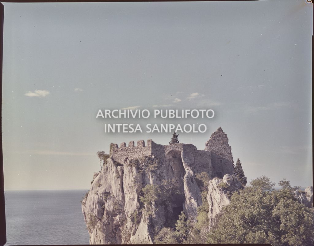 Resti del castello di Duino su uno sperone roccioso a picco sul mare nel comune di Duino Aurisina<br>3637