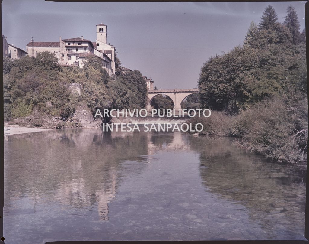 Vista sul Ponte del Diavolo a Cividale del Friuli e sul fiume Natisone<br>3648