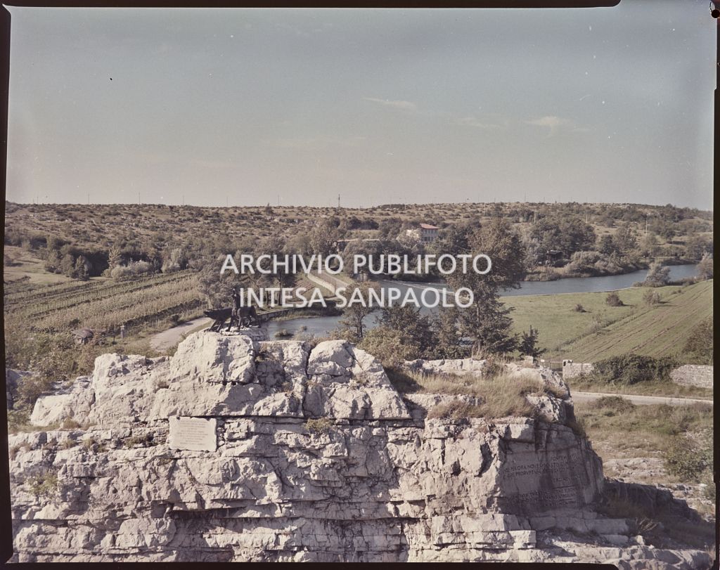 Vista sul monumento ai Lupi di Toscana dedicato al 76° e 77° reggimento fanteria (la Brigata Toscana) e sul territorio circostante del comune di Duino Aurisina<br>3649