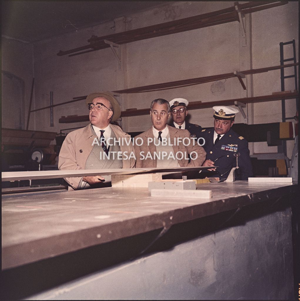 Domenico Agusta, un uomo non identificato e due ufficiali dell'areonautica nello stabilimento MV Agusta<br>5426