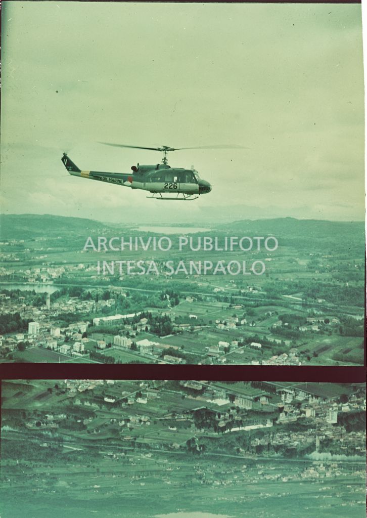 Elicottero militare Agusta-Bell AB 204 in volo, visibili sulla fiancata le scritte: kon marine, 226<br>5793