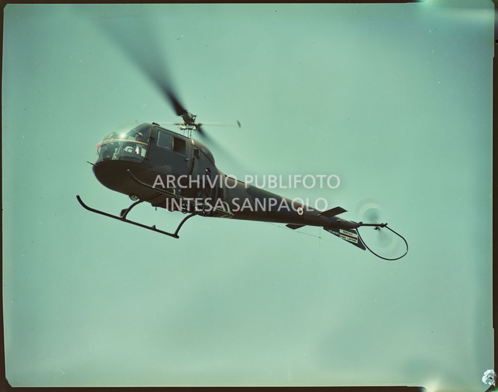 Elicottero dell'esercito italiano in volo<br>5823