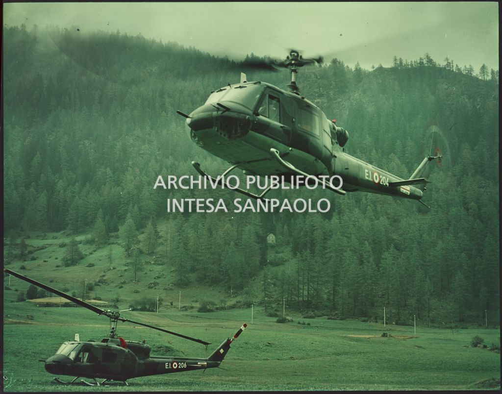 Due elicotteri militari Agusta-Bell ai piedi delle montagne<br>5914