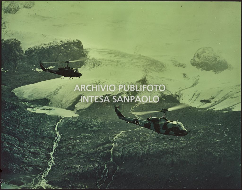 Due elicotteri militari Agusta-Bell in volo sopra le montagne innevate<br>5917