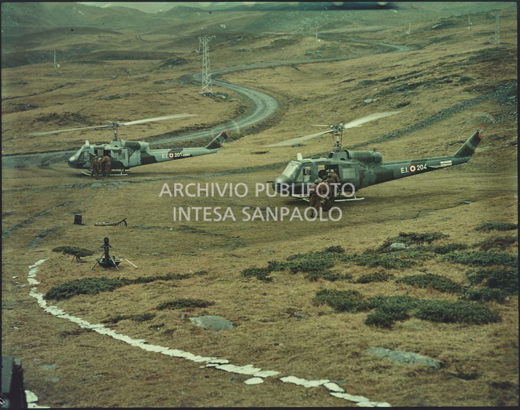 Alpini salgono sugli elicotteri militari Agusta-Bell dopo aver posizionato delle armi sulla montagna<br>5921