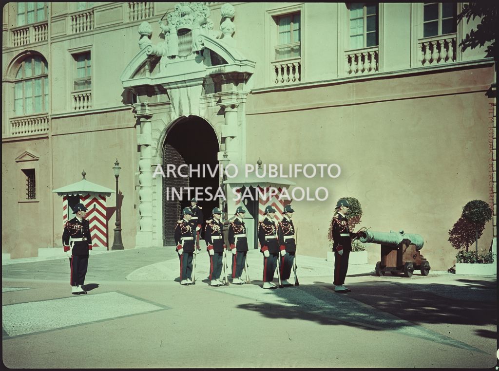 Vista sull'ingresso del Palazzo dei Principi di Monaco con guardie in divisa<br>5928