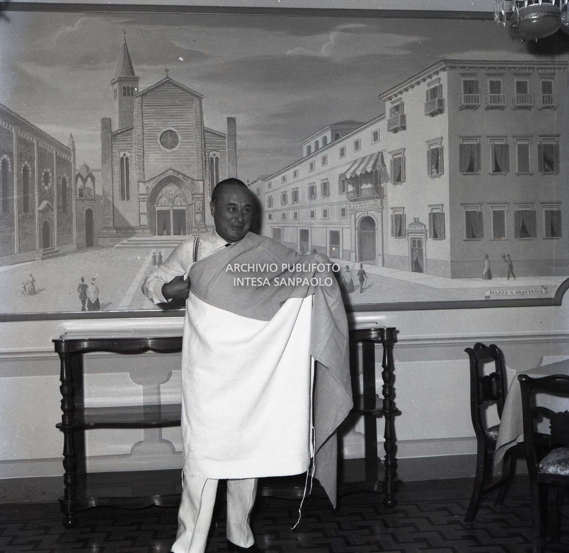 Mario Riva ritratto in occasione del festival "Il Musichiere" all'Arena di Verona che presentò insieme a Miranda Martino con l'orchestra diretta dal maestro Gorni Kramer