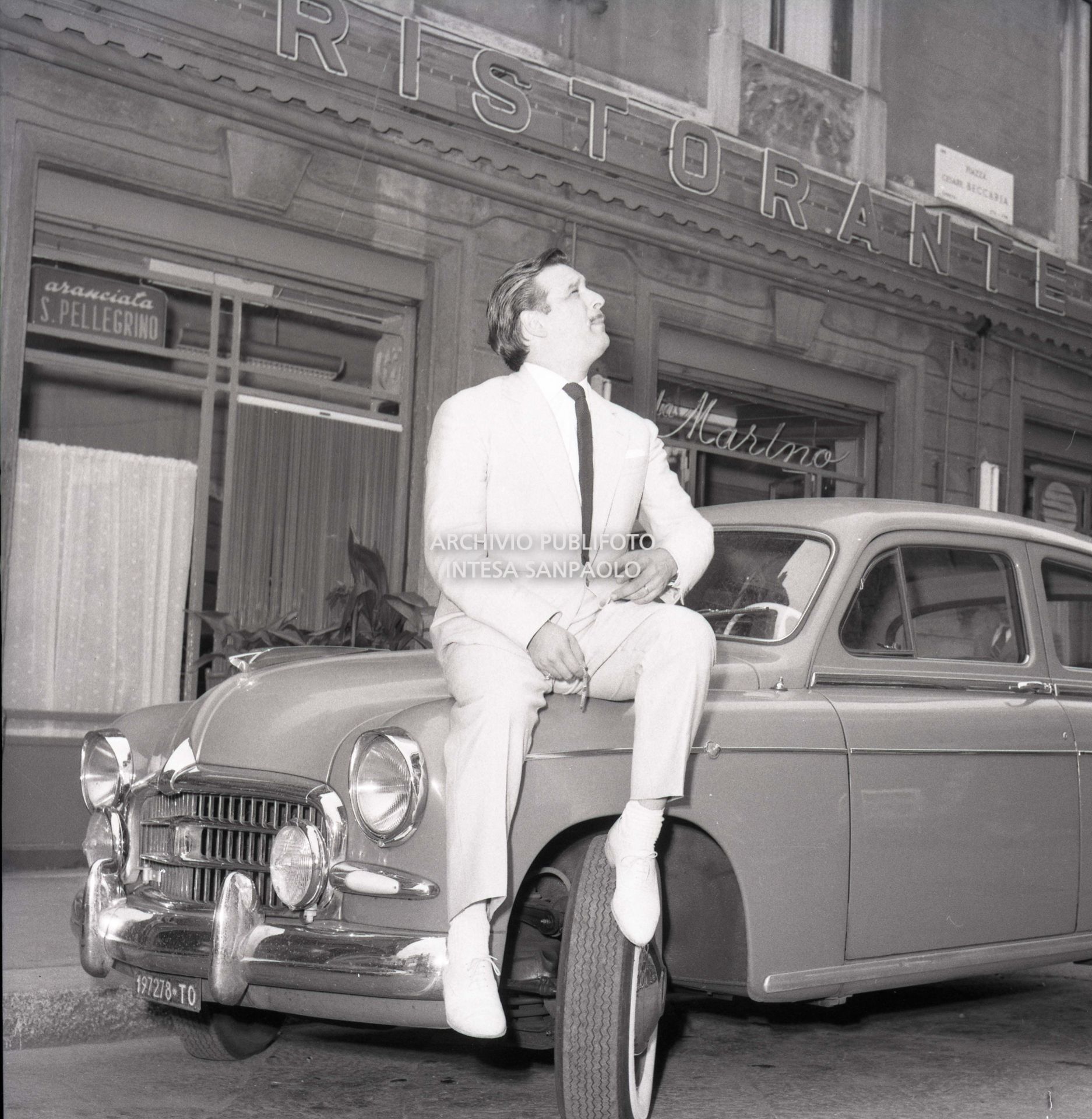 Fred Buscaglione in posa in una via di Milano