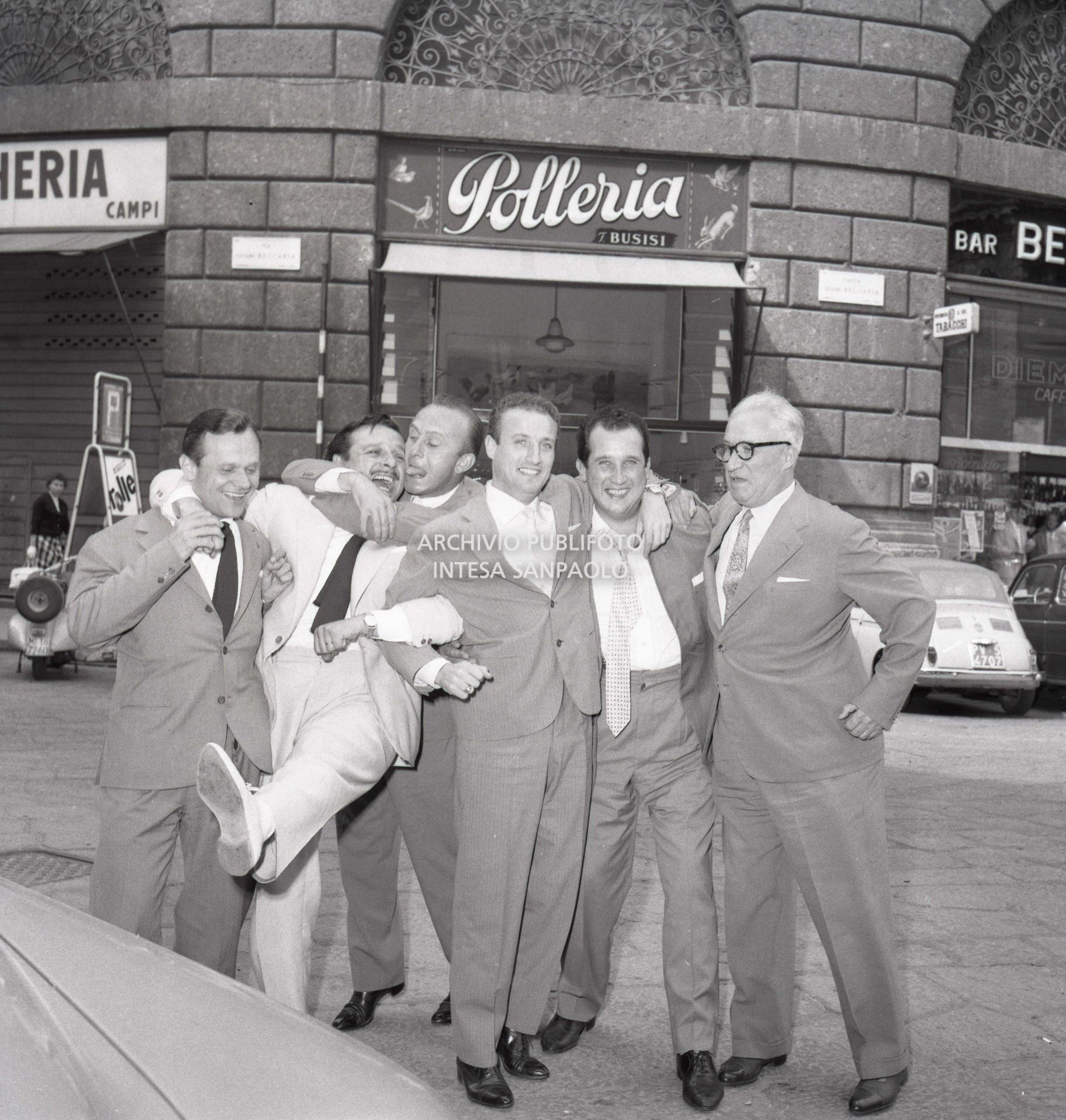 Fred Buscaglione in posa, con alcuni amici, per le vie di Milano