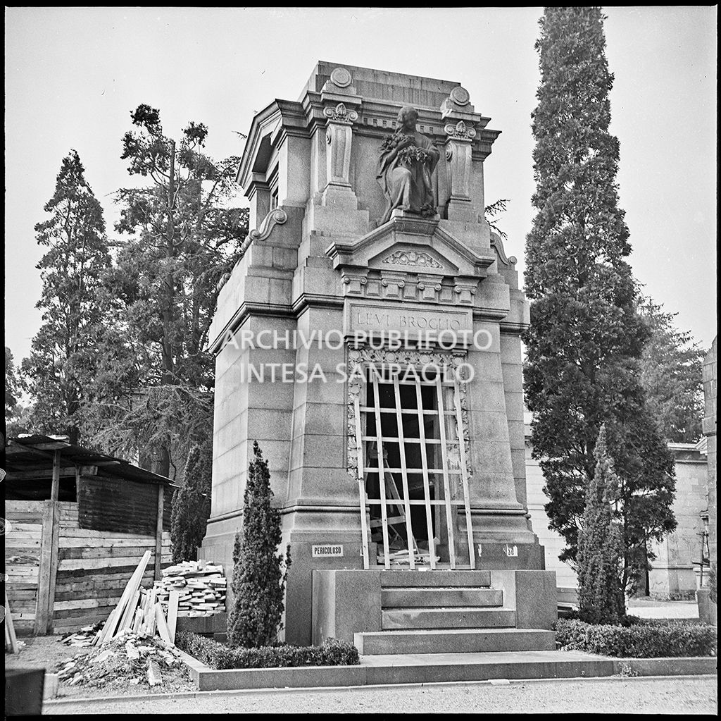 Edicola Levi Broglio, al Cimitero Monumentale di Milano, danneggiata dai bombardamenti