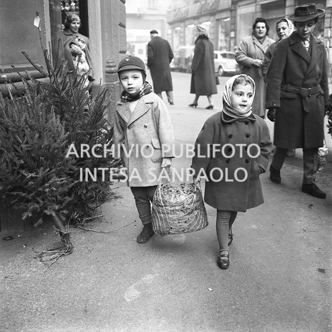 Due bambini trasportano un panettone<br>600253