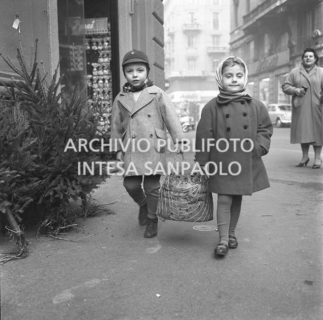 Due bambini trasportano un panettone<br>600259