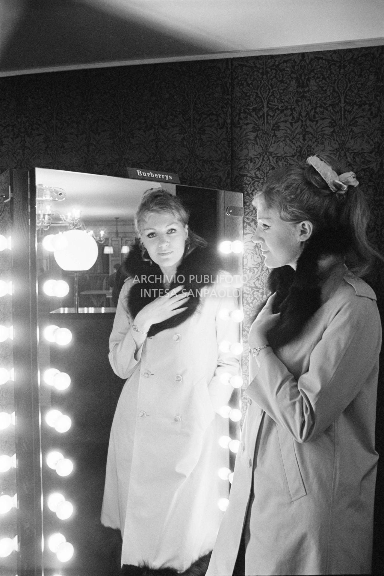 Anna German, con indosso un trench con l'interno in pelliccia, si specchia al negozio Burberrys'<br>727771/7